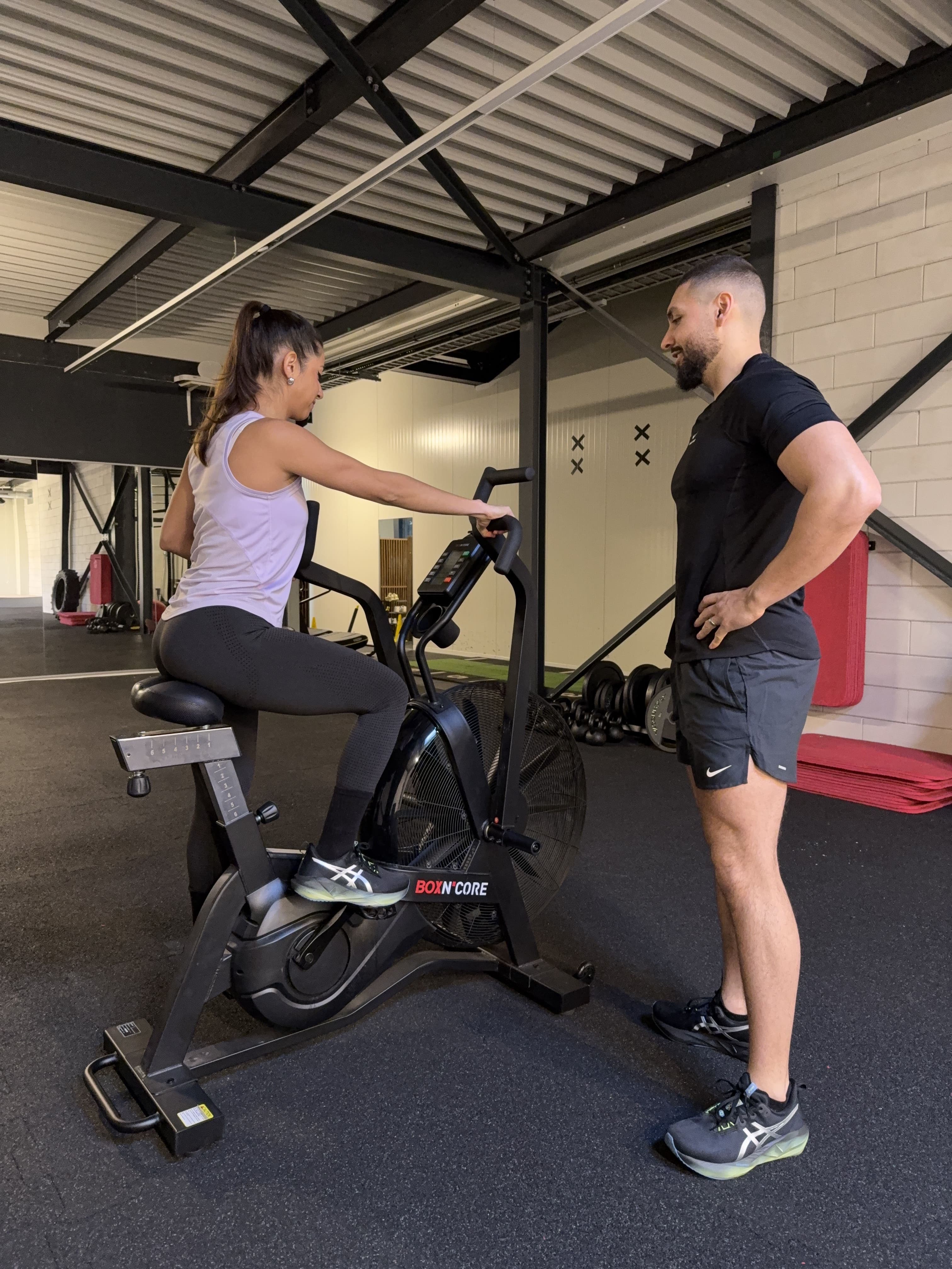 Bilal coaching Lisa sur le vélo